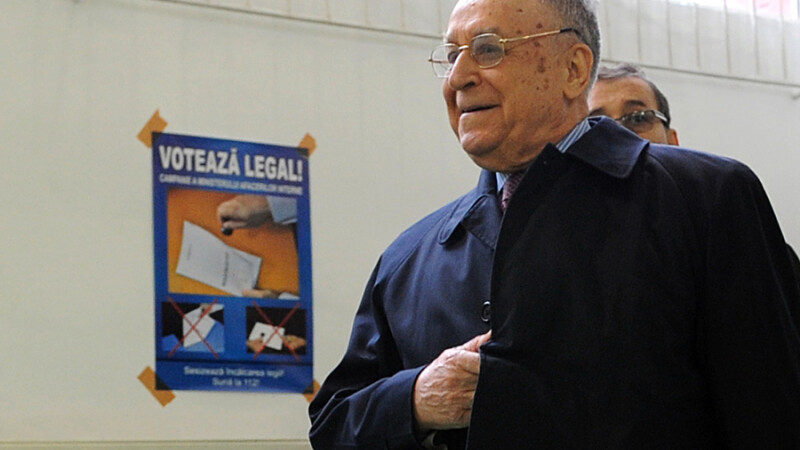 Ion Iliescu in 2014 mergand la Vot FOTO AGERPRES