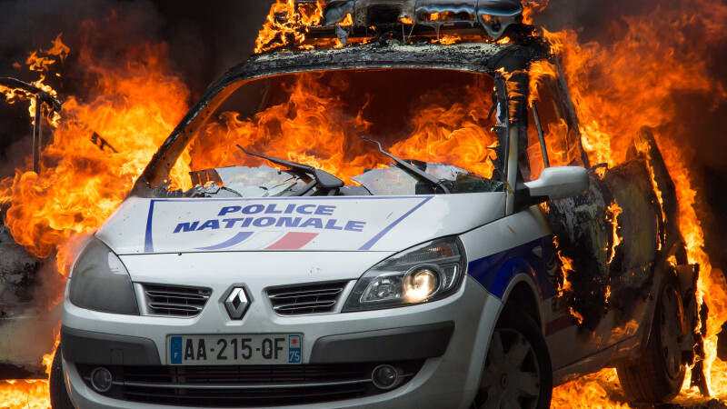 O masina a politiei a fost incendiata la Paris