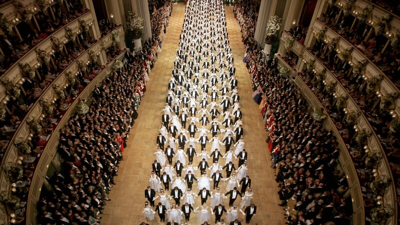 Debutantii deschid cu un vals cea de-a 50-a editie a Balului Operei din Viena