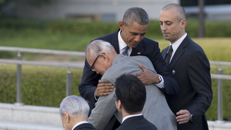 Barack Obama imbratiseaza un supravietuitor de la Hiroshima, orasul japonez distrus de o bomba atomica americana in 1945