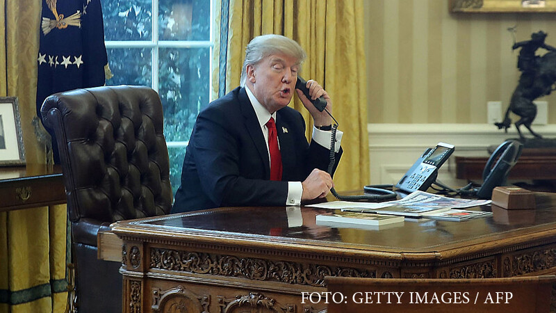 Donald Trump vorbind la telefon