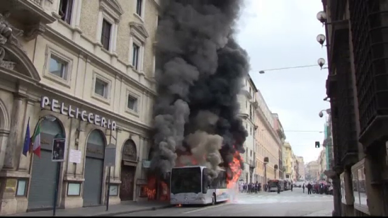 Autobuz incendiat la Roma
