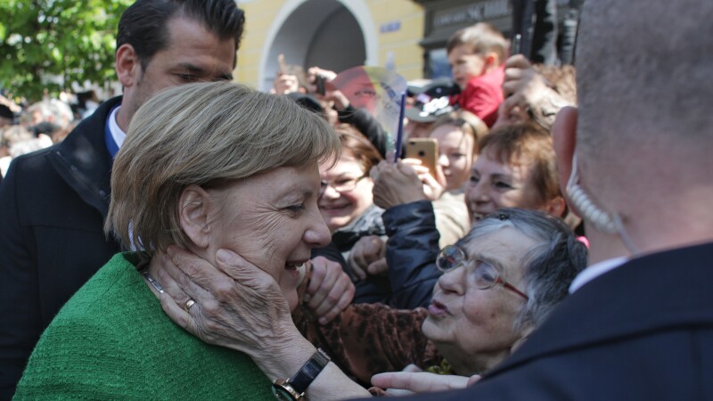 Angela Merkel, pupată de o bătrânică în Sibiu
