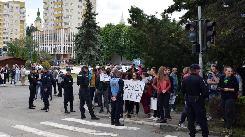 Mai multe persoane protesteaza in centrul municipiului Zalau, in timpul vizitei premierului Viorica Dancila
