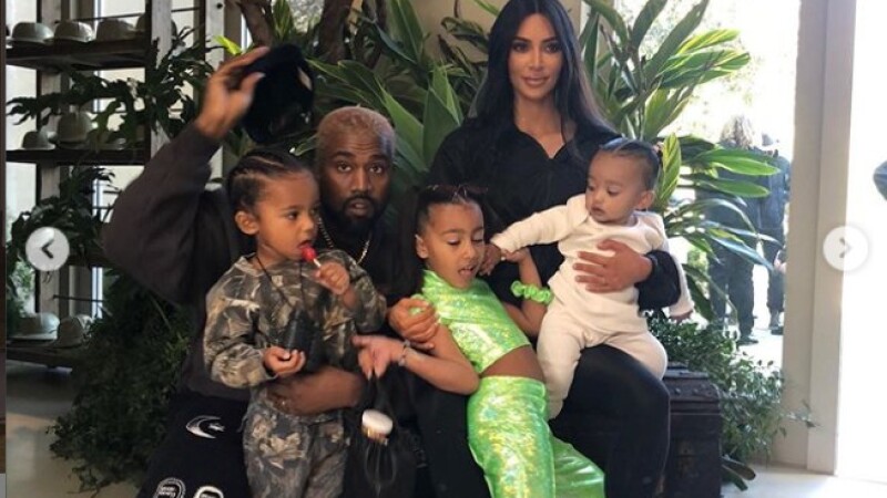Prima fotografie cu al 4-lea copil al lui Kim Kardashian și Kanye West - 3