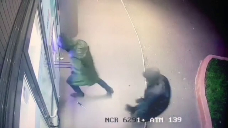 Primele imagini cu momentul în care 2 indivizi aruncă în aer un bancomat din Capitală