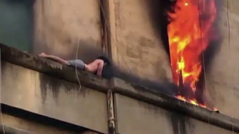 Un tânăr s-a refugiat pe faţada blocului, după ce apartamentul i-a luat foc.