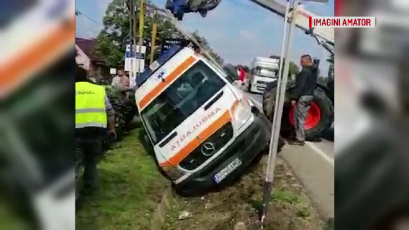 Ambulanță răsturnată într-un șant de un șofer neatent
