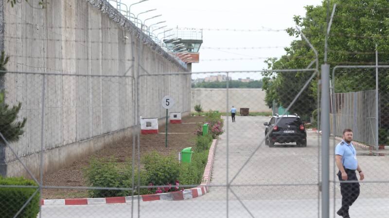 Substanțe interzise aduse la Penitenciarul Rahova. Polițist trimis în judecată pentru că a primit mită de la un deținut
