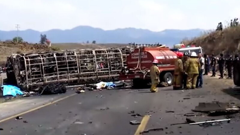 Camion cu pelerini ars complet în Mexic - 1
