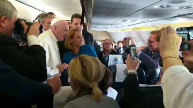 Andreea Esca in avion cu Papa Francisc