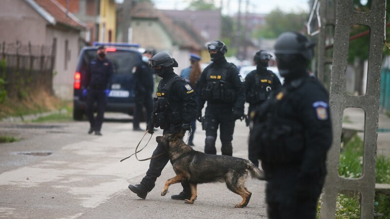 Efective ale MAI ajutati de jandarmi si politie locala au efectuat o actiune de prevenire si verificare in contextul aplicarii ordonantelor militare cauza de COVID19 in cartierele marginase ale Timisoarei, vineri 1 mai 2020