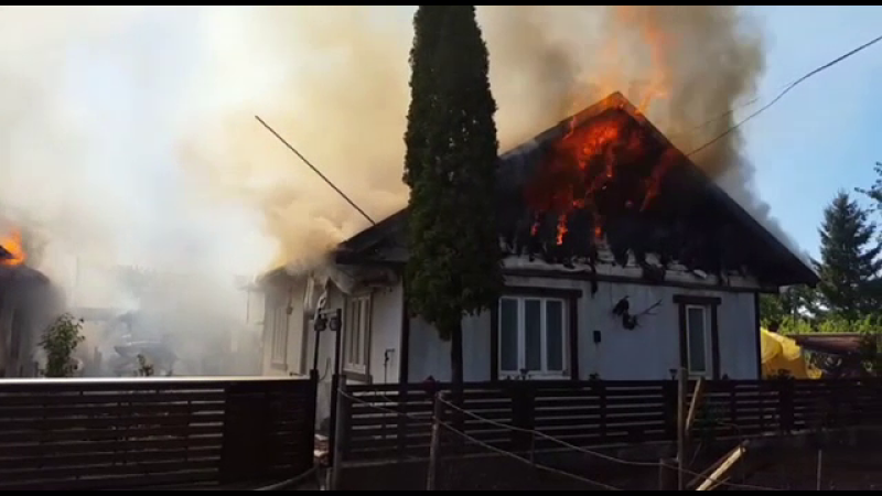 Două case au fost mistuite de flăcări în Suceava. De la ce a pornit focul
