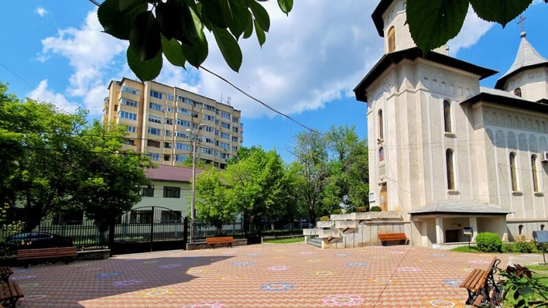 Cum s-a pregătit o biserică să-și întâmpine credincioșii: a desenat în curte locuri, cu respectarea distanței sociale