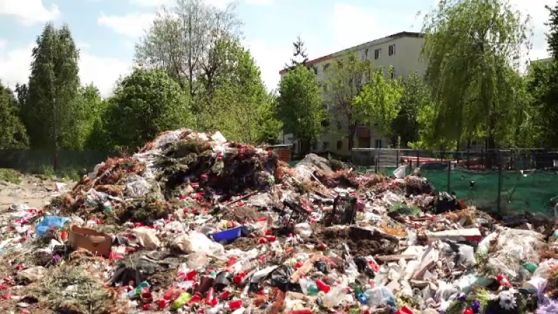 Mormane de gunoaie zac aruncate într-un cimitir din Brașov. Oamenii sunt revoltați de mirosul greu