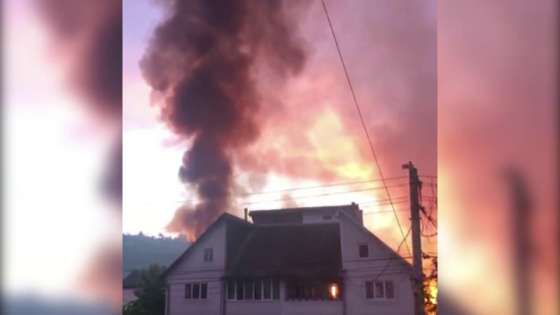 Incendiu puternic în Bistrița Năsăud. A mistuit un depozit de cereale, un grajd și o moară