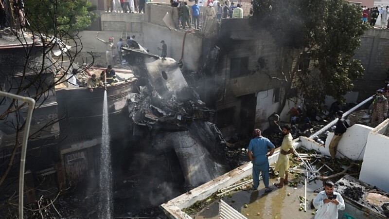 Un avion cu aproape 100 de oameni la bord s-a prăbușit într-o zonă rezidențială din Pakistan - 12