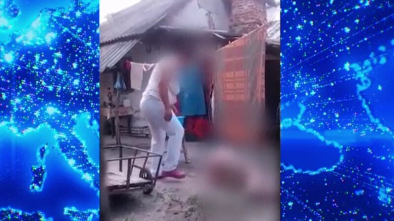 Bătrâna dezbrăcată, agresată de o altă femeie în timp ce este la pământ. Imaginile au ajuns la poliție