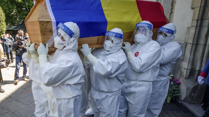 ÎPS Pimen, înmormântat la Mănăstirea Sihăstria Putnei. Sicriul, purtat de bărbați în combinezoane