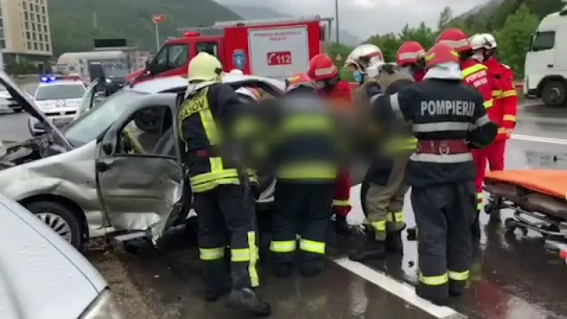 O mașină a fost zdrobită în urma impactului cu o camionetă, în Brașov. În ce stare este șoferul