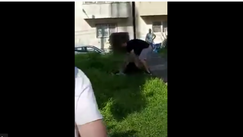 Copil bătut la Ovidiu de un adult, în plină stradă. Martorii filmau agresiunea în loc să intervină VIDEO