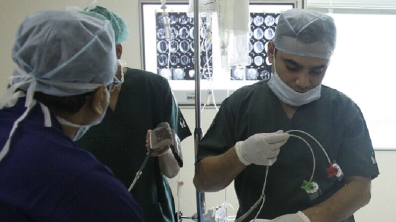 Un medic în vârstă de 26 de ani decide cine trăiește și cine moare într-un spital din India