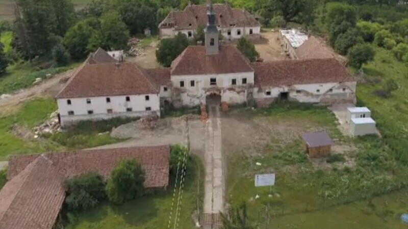 Castele conților din Transilvania, renovate cu bani europeni. La Posmuș, comuniștii au crescut porci și cai