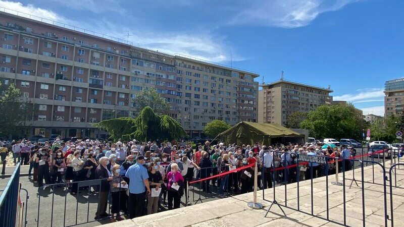 Maratonul de vaccinare a început în București. Sute de persoane, la Sala Palatului