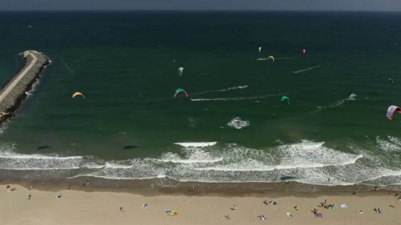 Kite surfingul, sportul tot mai popular la noi în țară. Sute de români au fost vineri pe litoral