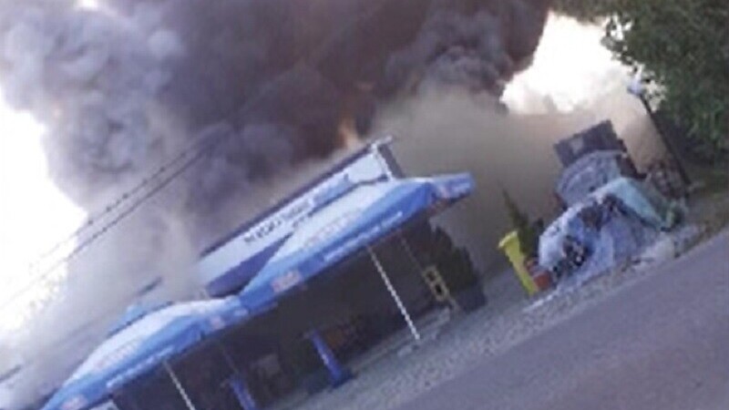 Incendiu de proporții în județul Argeș. Un magazin a fost mistuit de flăcări