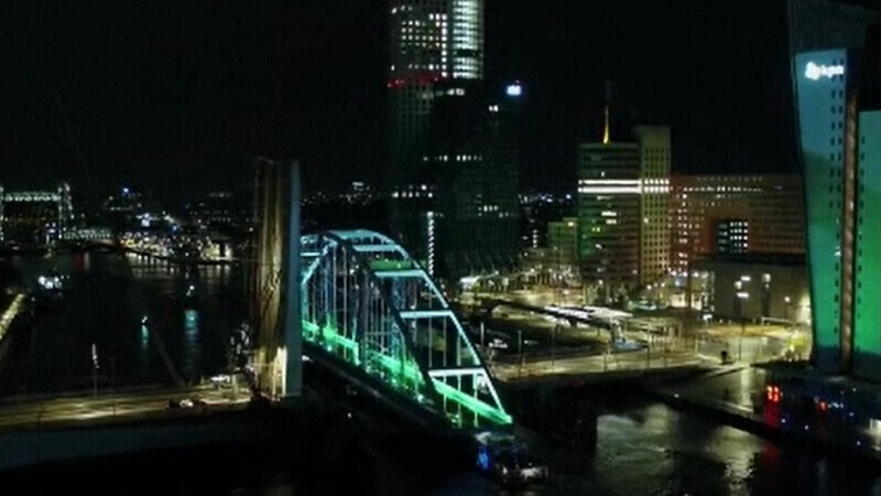 Operațiune de amploare în Olanda. Un pod uriaș este transportat pe râul din Rotterdam