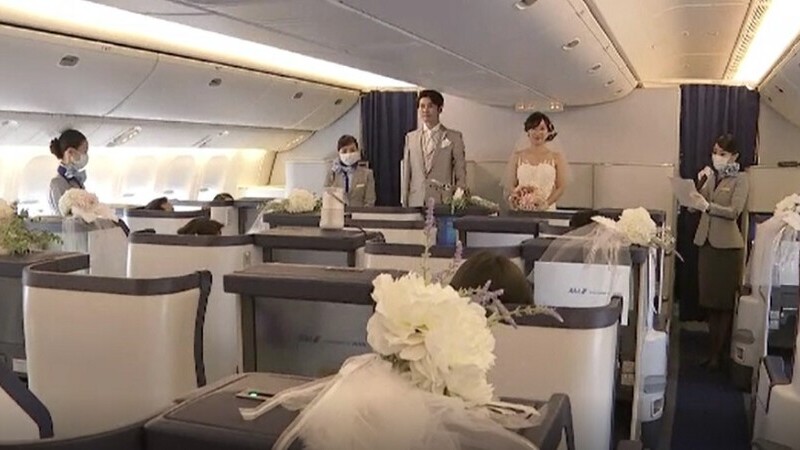 O companie aeriană din Japonia a transformat un avion în salon pentru nunți