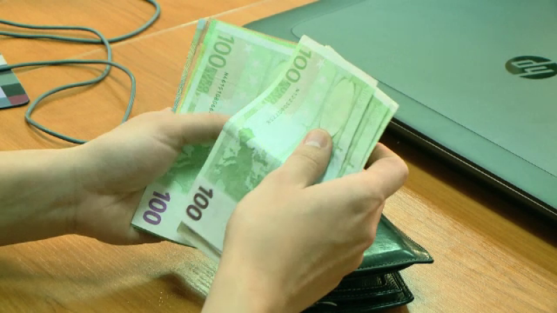 Un bărbat dat în urmărire pentru furt a oferit 12.000 euro mită unui polițist care l-oprit pentru un control de rutină