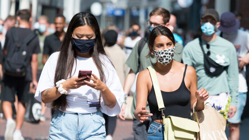 pandemie, oameni cu masca