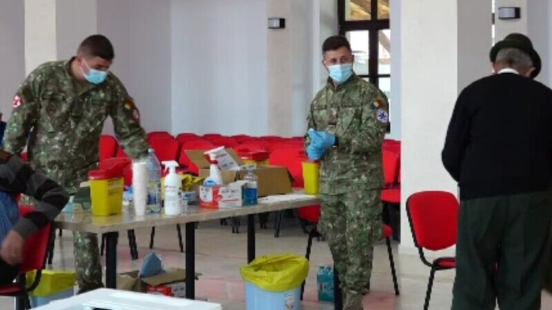 Oficiali ai guvernului Cîțu, voluntari în centrele de vaccinare din localitățile izolate. Cum au fost primiți de oameni