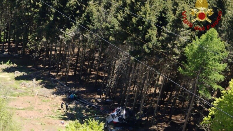 Opt oameni au murit după ce un teleferic s-a prăbușit într-o stațiune din Italia