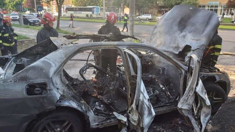 O mașină a explodat în Arad - 2