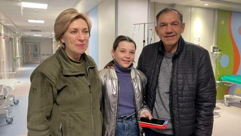 Rămasă orfană și capturată de ruși, o fetiță din Mariupol și-a revăzut bunicul după două luni
