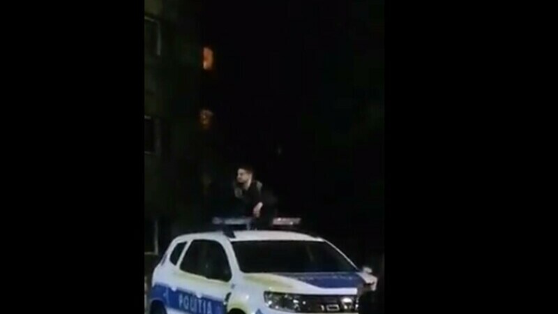 Show pe manele, pe o mașină de poliție din Brașov: „Să vină, n-are ce ne face / Ne duce la secţie şi ne lasă-n pace”