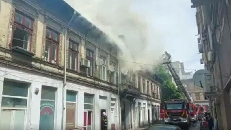 Incendiu puternic în București. Un imobil a luat foc în spatele magazinului Cocor
