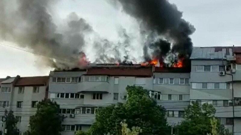 Incendiu puternic în Slatina. 16 persoane au fost evacuate dintr-un bloc, după ce acoperișul a luat foc