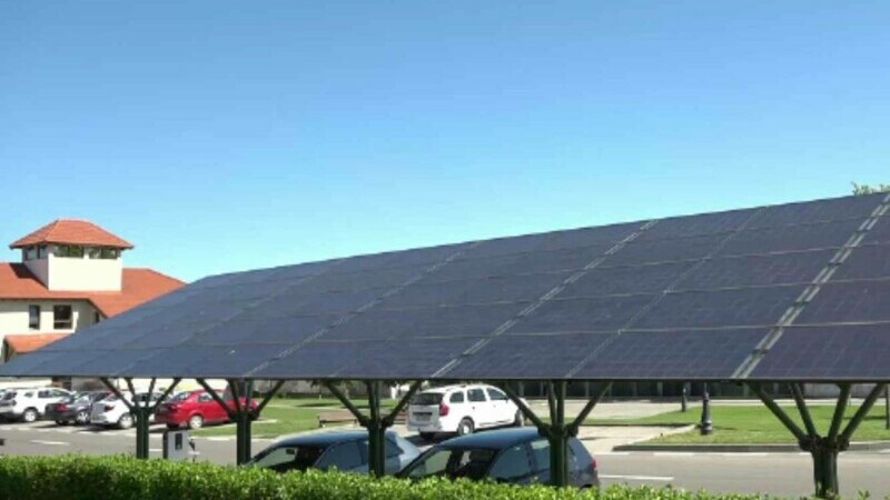Panourile solare vor fi prezente pe fiecare clădire publică și în spațiile comerciale din România. Ținta Comisiei Europene