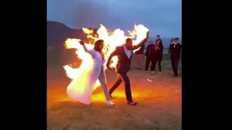 VIDEO Doi miri și-au dat foc în timp ce se îndreptau spre altar, pentru a se căsători