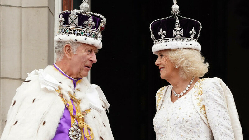 Membri familiei regale britanie salută mulțimea de la balconul Palatului Buckingham, regele Charle, regina Camilla
