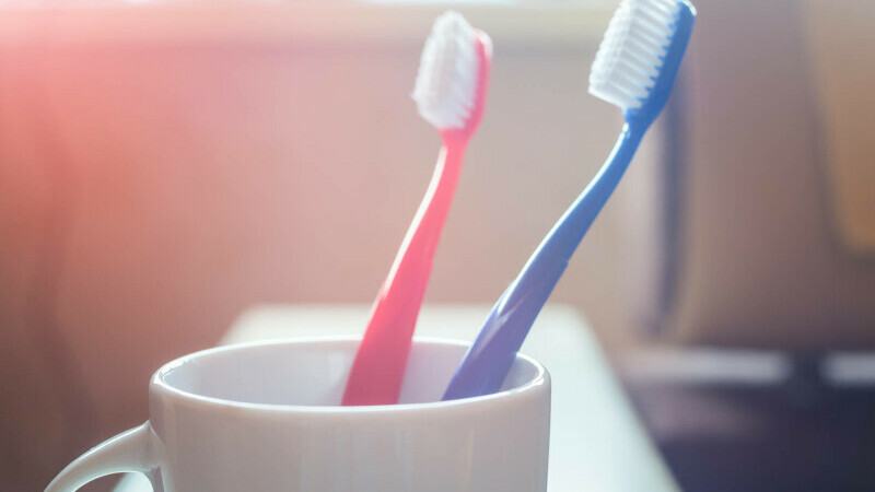 Motivul dezgustător pentru care NU ar trebui păstrată periuța de dinți în baie
