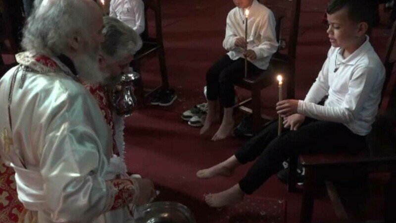 Tradiție impresionantă la Galați. Arhiepiscopul Dunării de Jos a spălat picioarele a 12 copii sărmani