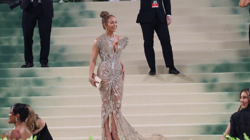 Jennifer Lopez, criticată pentru felul în care a interacționat cu o  jurnalistă la Met Gala. „De ce are atitudinea asta” - Stirileprotv.ro