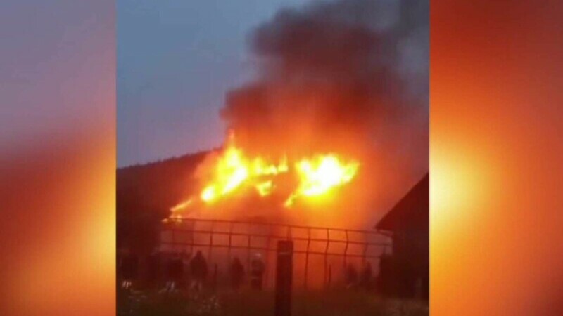 Casă distrusă de un incendiu în Straja, Suceava. De ce misiunea pompierilor a fost dificilă