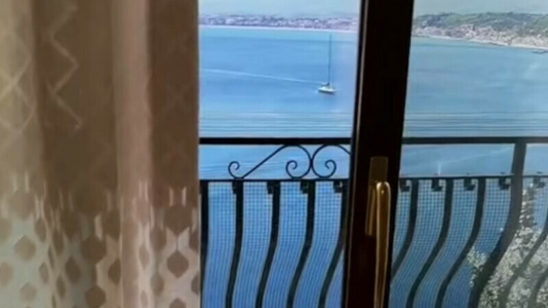 hotel cu „vedere la mare”.