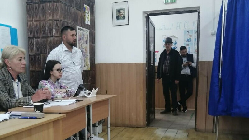 Un viceprimar din localitatea Optaşi-Măgura, județul Olt, a fost filmat când intra cu alegătorii în cabina de vot